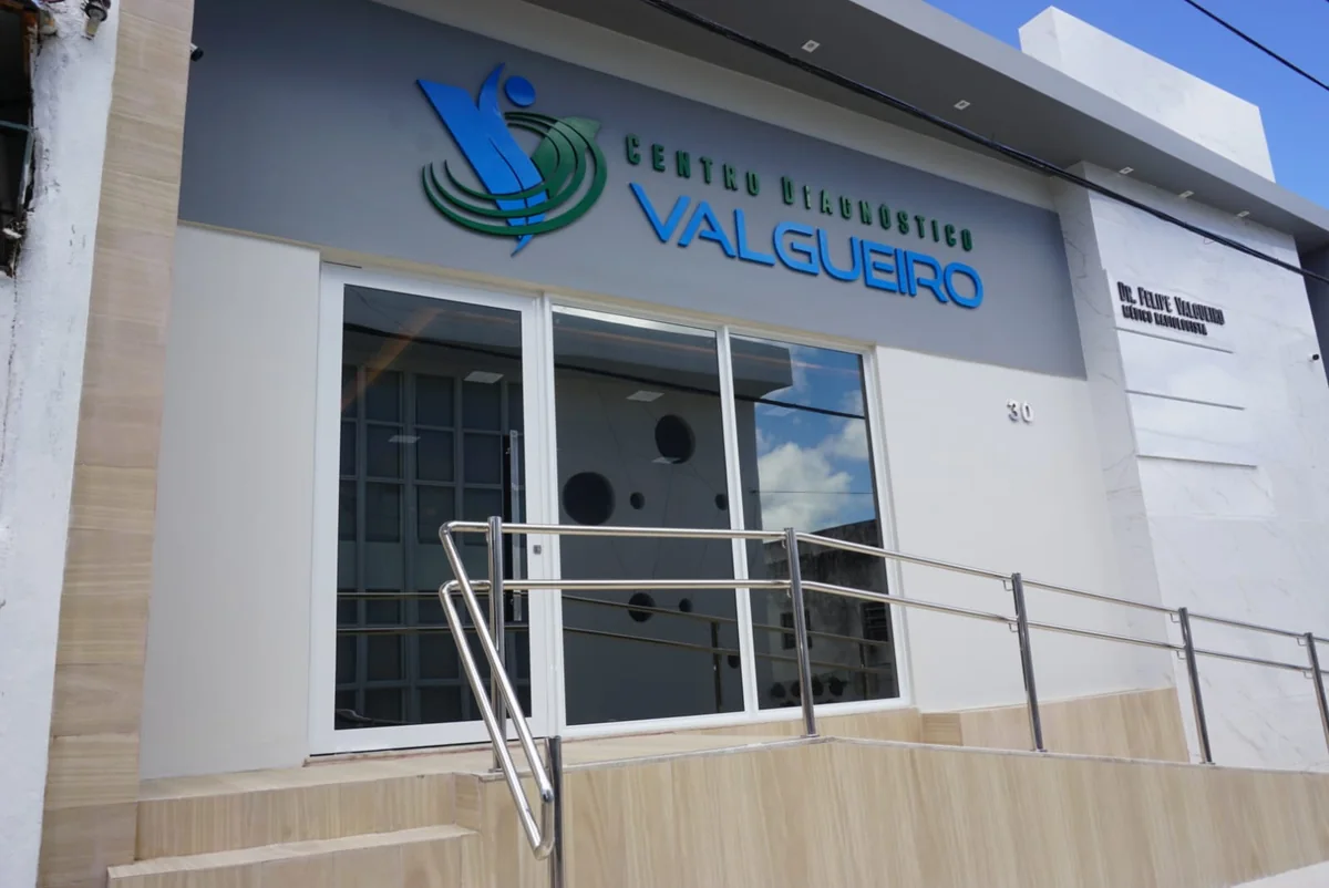 Fachada do Centro de Diagnóstico Valgueiro, com rampa de acesso